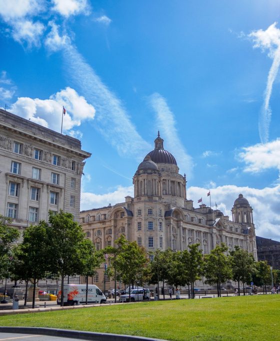 真っ青な空に映えるリバプール港ビルディング